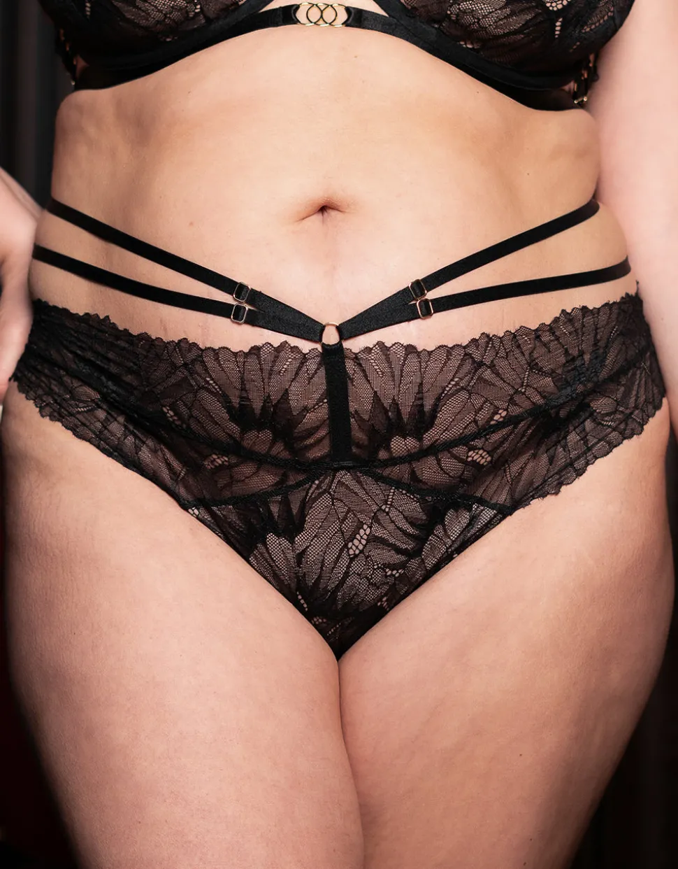 String FemFatale black