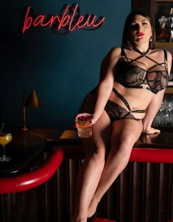 String FemFatale black